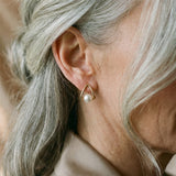 Boucles d'oreilles triangulaires avec des perles élégantes — Doumira