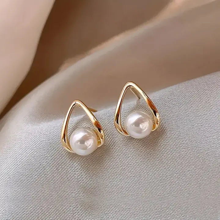 Boucles d'oreilles triangulaires avec des perles élégantes — Doumira