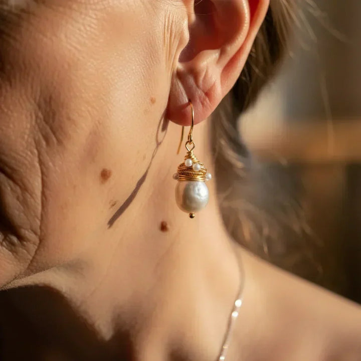 Boucles d'oreilles vintage en perles avec des fils dorés — Doumira