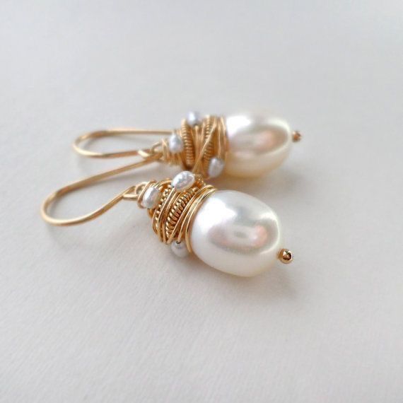 Boucles d'oreilles vintage en perles avec des fils dorés — Doumira