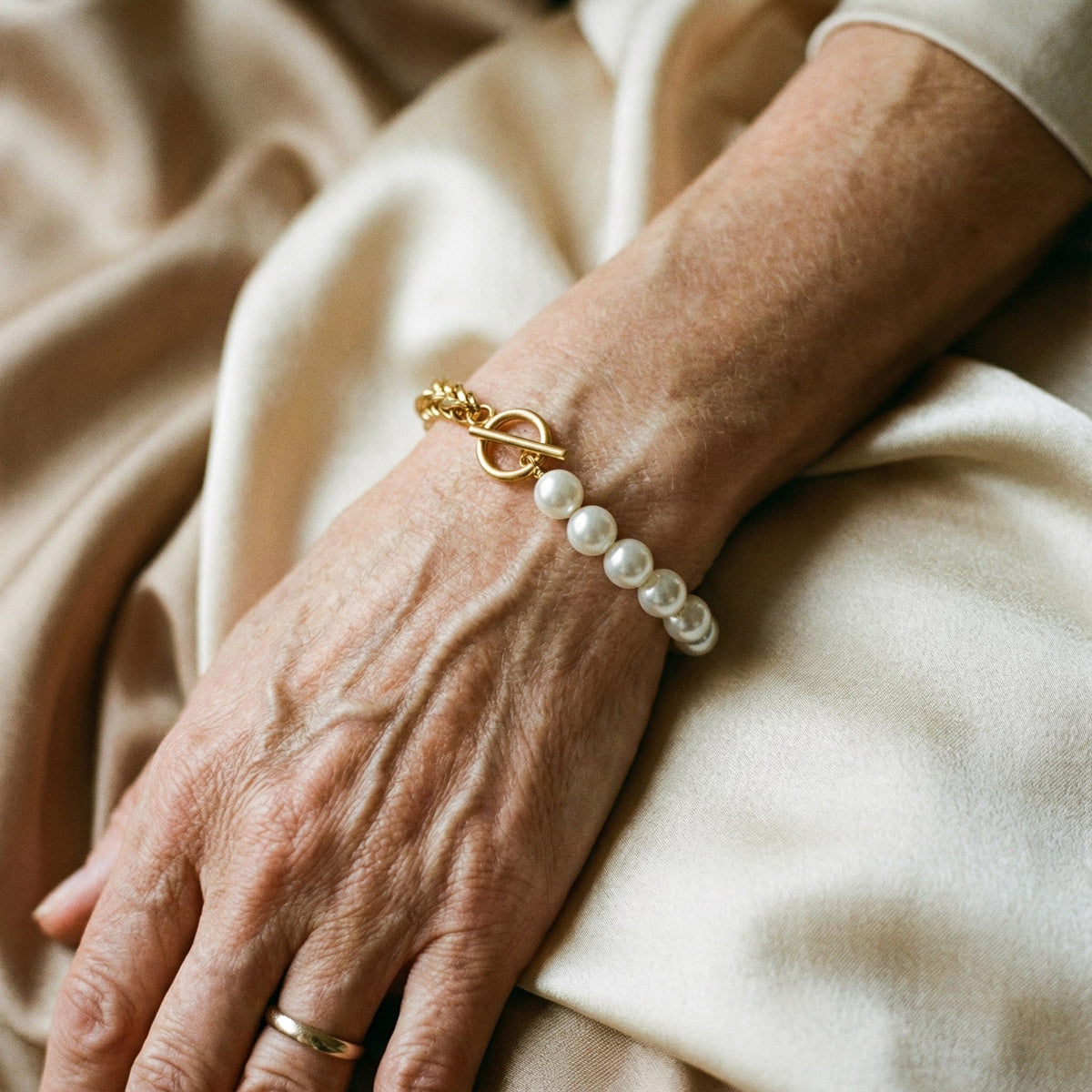 Bracelet élégant en or et marguerites — Doumira