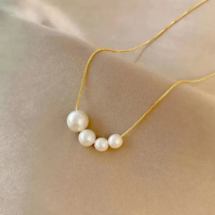 Collier en or avec de jolies perles — Doumira