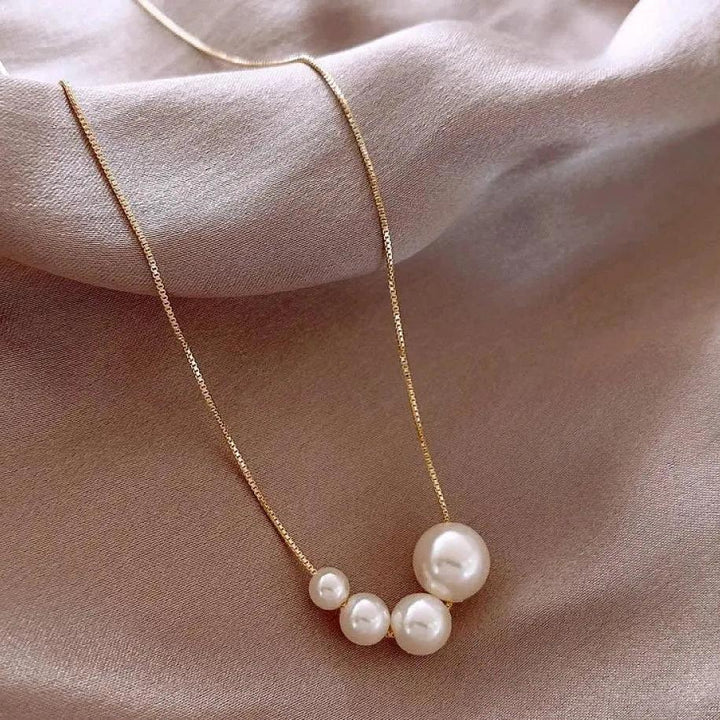 Collier en or avec de jolies perles — Doumira