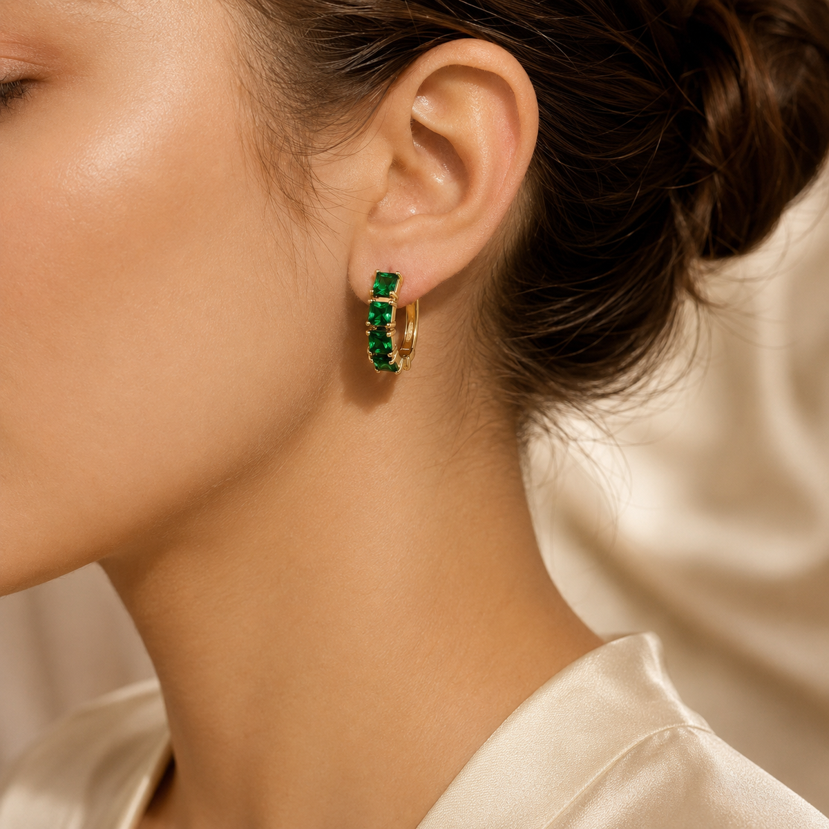 Boucles d'oreilles créoles épaisses en or et émeraude — Doumira