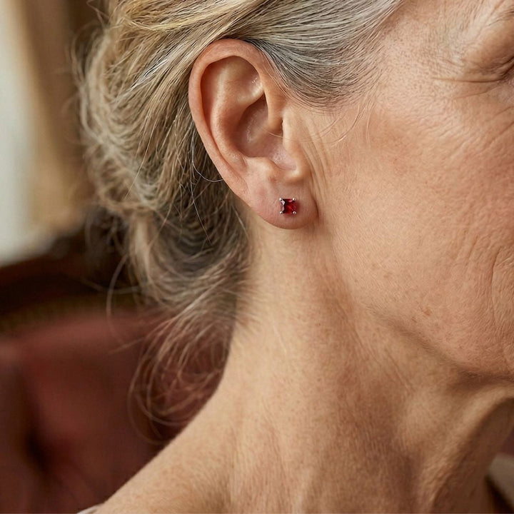 Boucles d'oreilles en rubis taille princesse minimalistes — Doumira