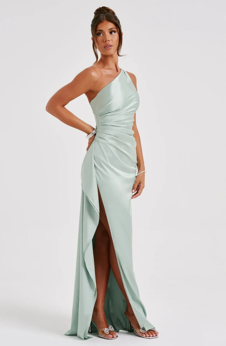 Auriane - Robe Satinée Plissée Avec Fente Et Épaule Asymétrique