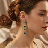 Boucles d'oreilles pendantes multi-formes en or et émeraude — Doumira