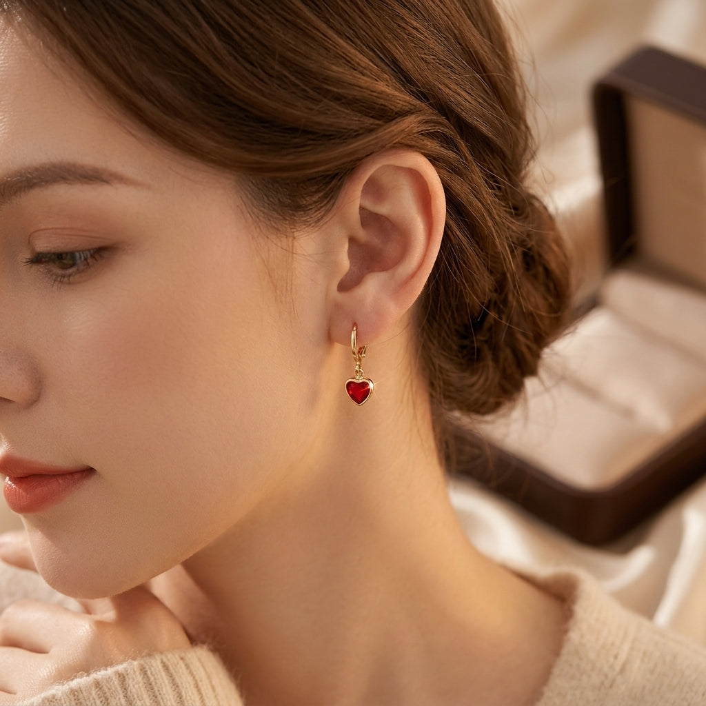 Boucles d'oreilles pendantes en or et rubis en forme de cœur — Doumira