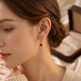 Boucles d'oreilles pendantes en or et rubis en forme de cœur — Doumira