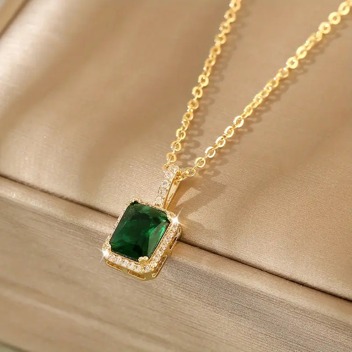 Collier Rectangulaire Halo en Or et Émeraude — Doumira