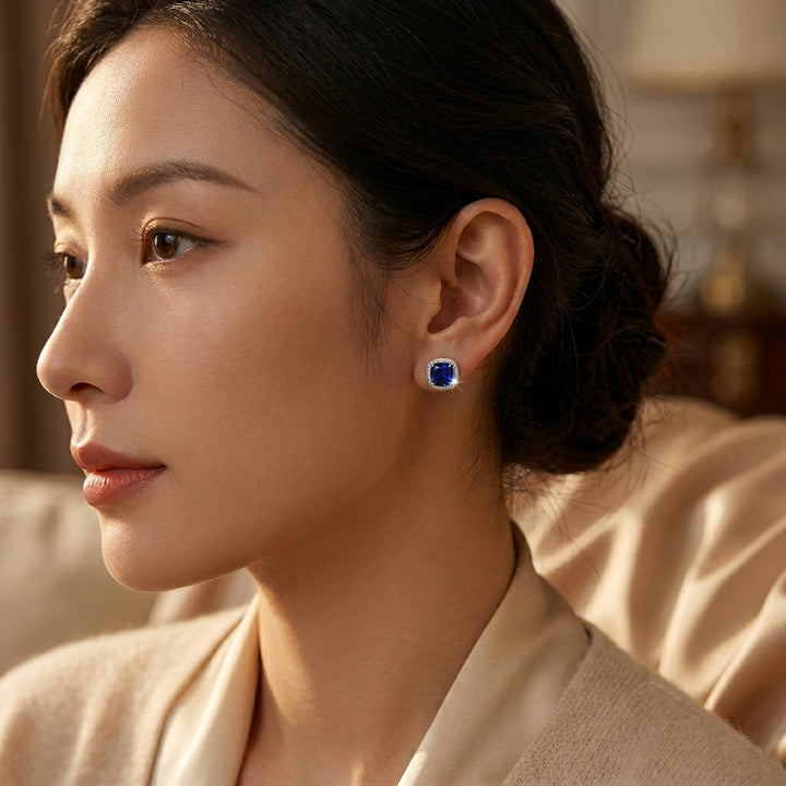 Boucles d'oreilles puces en saphir argenté — Doumira