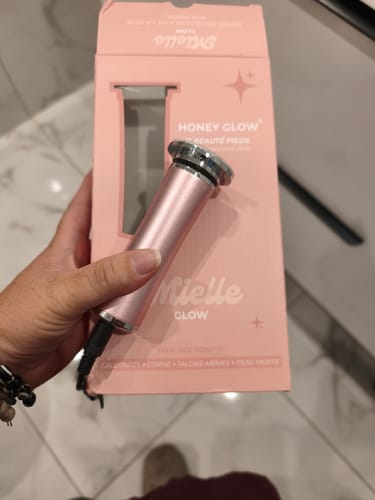Appareil HoneyGlow et son coffret tenus en main