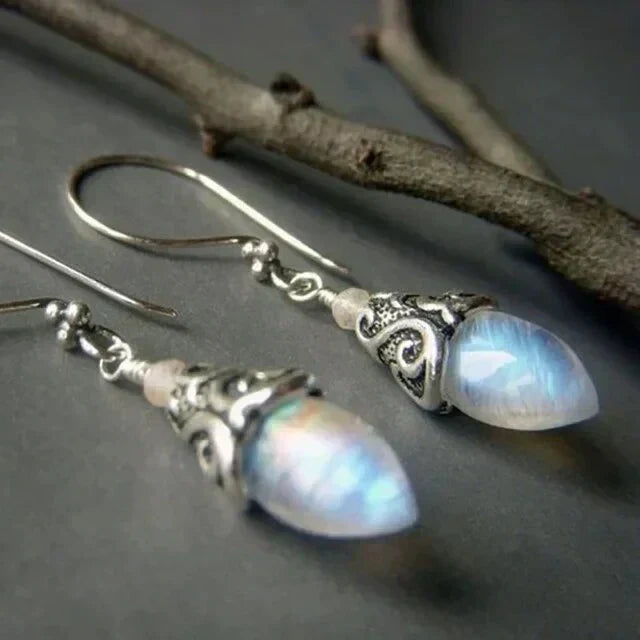 Boucles d'oreilles pendantes en pierre de lune antique | Or blanc — Doumira