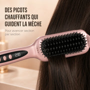 Picots chauffants de LumiBrush guidant une mèche pendant le coiffage