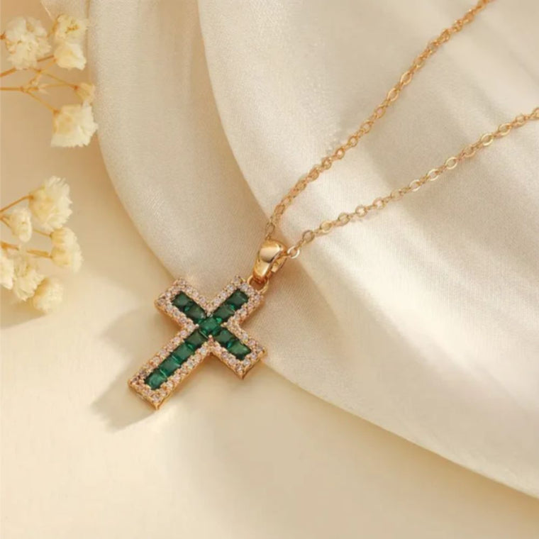 Pendentif croix émeraude Solene plaqué or