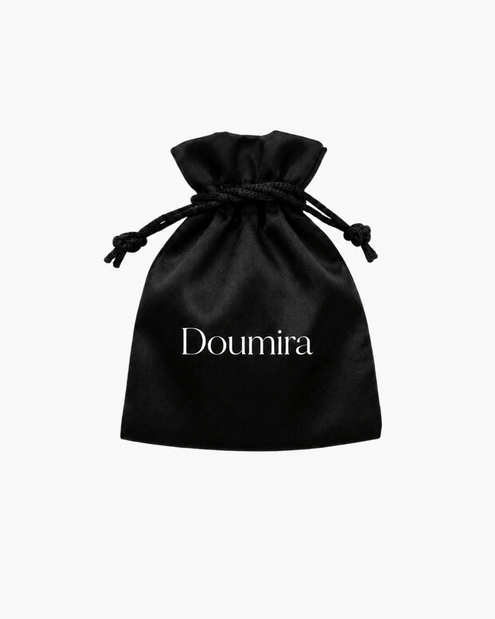 Pochon à bijoux Doumira noir avec logo blanc