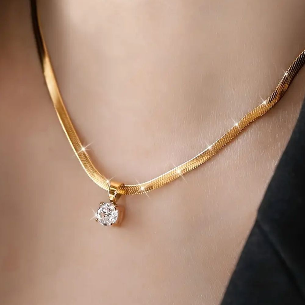 Collier en Or avec Pendentif en Strass Élégant — Doumira