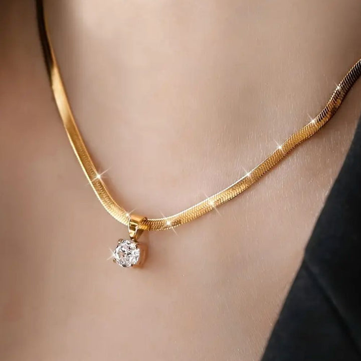 Collier en Or avec Pendentif en Strass Élégant — Doumira