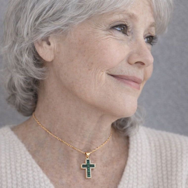 Pendentif croix émeraude Solene plaqué or