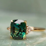 Bague en or avec pierre précieuse verte inspirée du vintage — Doumira