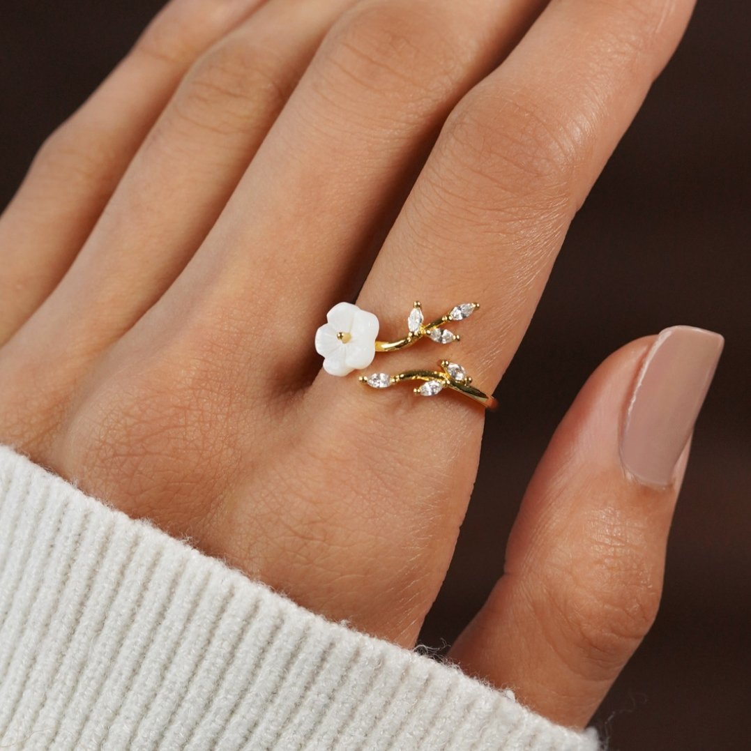 Bague Ouverte en Or avec Fleurs et Feuilles — Doumira