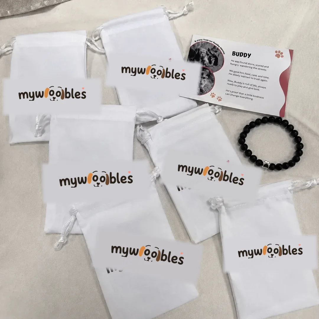 Commande mywoobles avec pochettes, bracelet et carte photographiée par une cliente