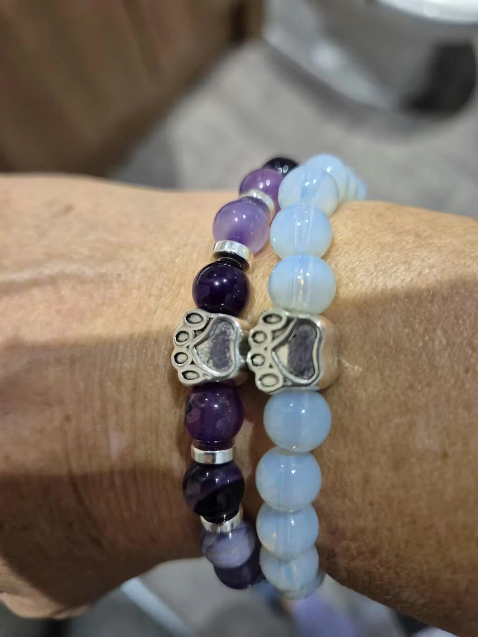 Deux bracelets mywoobles portés au poignet