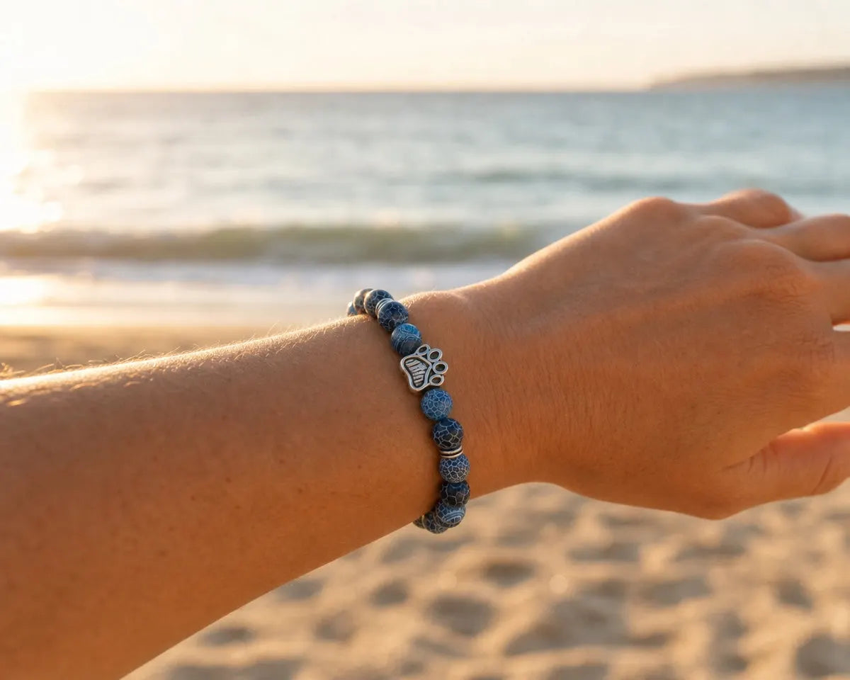Bracelet solidaire porté à la plage en été